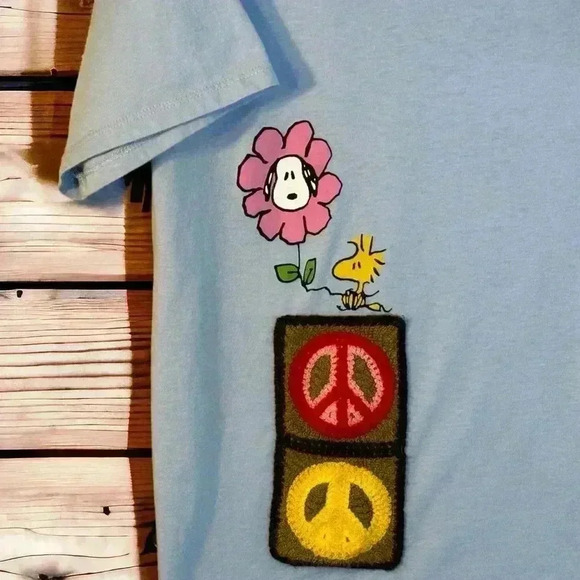Peanuts Junior's "Keep on Smiling" Sz 3-5 Light Blue T-Shirt W Crocheted design - Picture 4 of 7